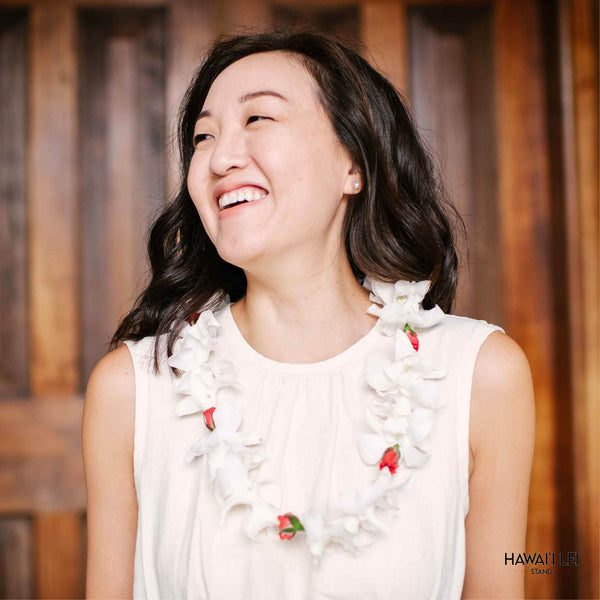 Deluxe Orchid Lei (White with Rosebud) - Hawai'i Lei Stand - Lei Shipping